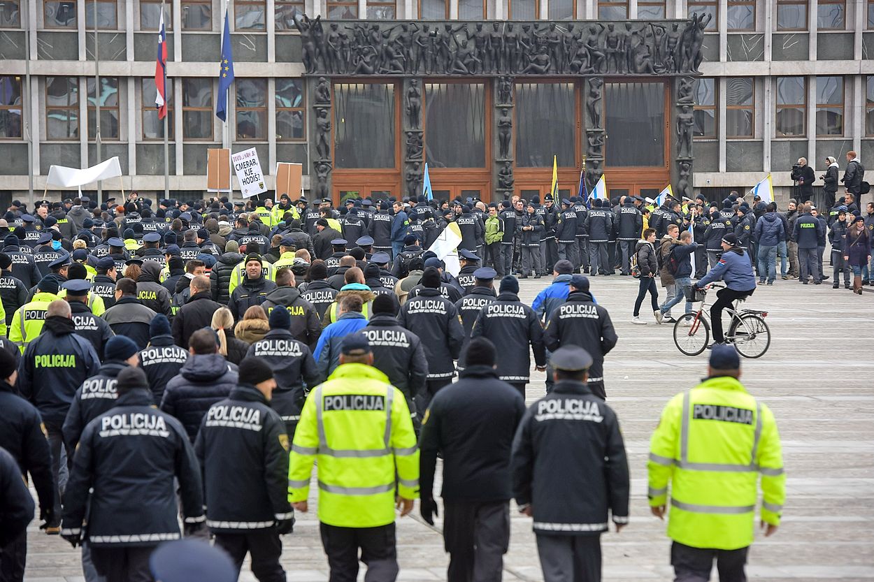 Vlada dala zeleno luč za podpis stavkovnega sporazuma s policisti