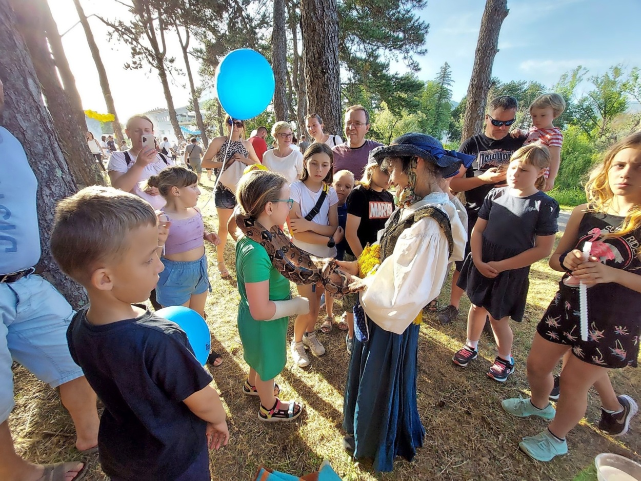 Ez Se Jih Je Dru Ilo Z Ivalmi In Se Zabavalo S Pravlji Nimi