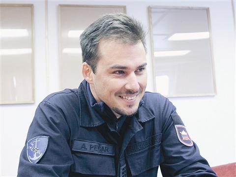 Poročnik fregate Andrej Pečar je prepričan, da na morju največ štejeta zaupanje in tovarištvo. Brez dobre posadke tudi trda poveljniška roka nima pravega učinka.