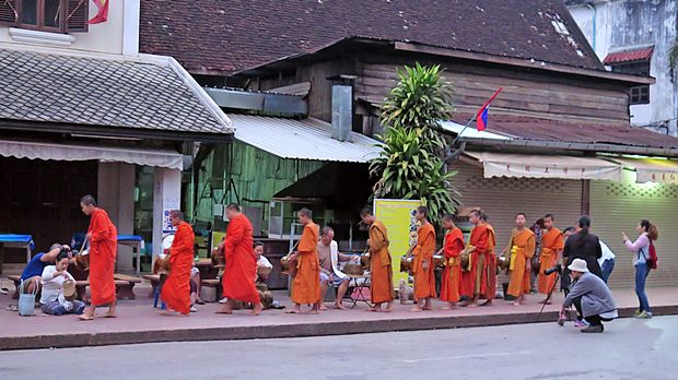 Tak bat je zaščitni znak mesta Luang Prabang, a veliko
obiskovalcev ne spoštuje pravil.