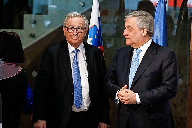 Predsednik Evropske komisije Jean-Claude Juncker (levo) in predsednik Evropskega parlamenta Antonio Tajani
sta tudi v Sloveniji predstavila tako imenovano belo knjigo o prihodnosti Evropske unije.