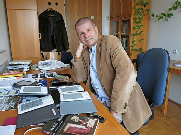 Miha Kovač: “Najbolj od vsega me moti, da
e-knjig, ki jih kupim, ne vidim. Imam jih v nekem
virtualnem oblaku, ne pa na svoji knjižni polici.
Šele potem, ko sem že bral elektronske, sem
spoznal, da so knjige na polici del moje identitete,
mojega spomina, moje intelektualne in tudi
čustvene zgodovine. ”