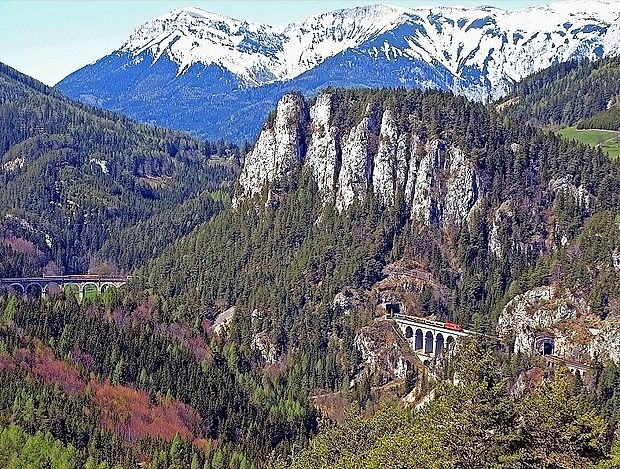 Odsek JŽ pri gorovju Semmering - trd oreh, v katerega je mojstrsko zagrizel veliki inženir Carl von Ghega. Danes
je ta odsek pod Unescovo zaščito. Do leta 2026 pa bodo Avstrijci zgradili novo progo skozi Semmering, staro pa
z dvema milijonoma evrov letno vzdrževali v turistične namene. Ob progi vodi tudi znamenita romarska pot.