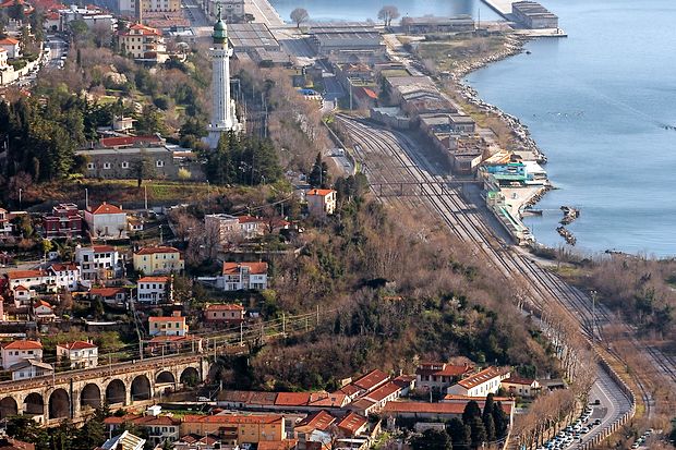 Del 160 let starega viadukta JŽ v Barkovljah pred Trstom, po katerem še danes v in iz pristanišča letno pelje
približno 8000 vlakov.