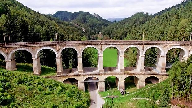 Odsek JŽ pri gorovju Semmering - trd oreh, v katerega je mojstrsko zagrizel veliki inženir Carl von Ghega. Danes
je ta odsek pod Unescovo zaščito. Do leta 2026 pa bodo Avstrijci zgradili novo progo skozi Semmering, staro pa
z dvema milijonoma evrov letno vzdrževali v turistične namene. Ob progi vodi tudi znamenita romarska pot.