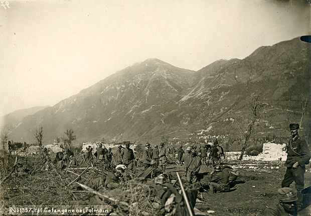 Italijanski ujetniki pri tolminskem mostu čez Sočo pri Peršetu. Italijanom se je zataknilo pri obrambni taktiki.