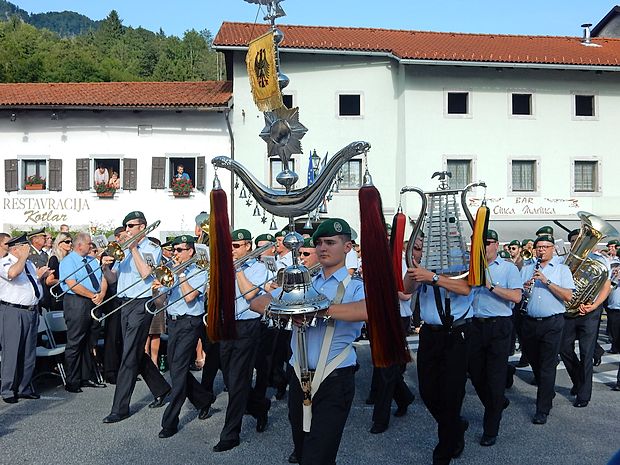 Med vojaškimi godbami je bila v nedeljo v središču Kobarida tudi nemška.