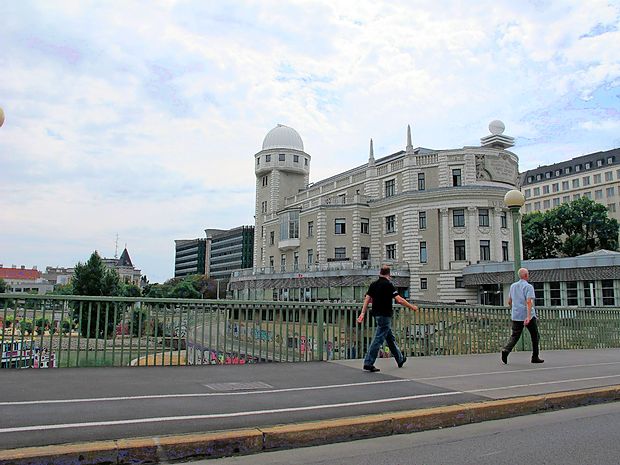 Uranio ob donavskem kanalu je zasnoval Maks Fabiani, prizidek pa Boris Podrecca.