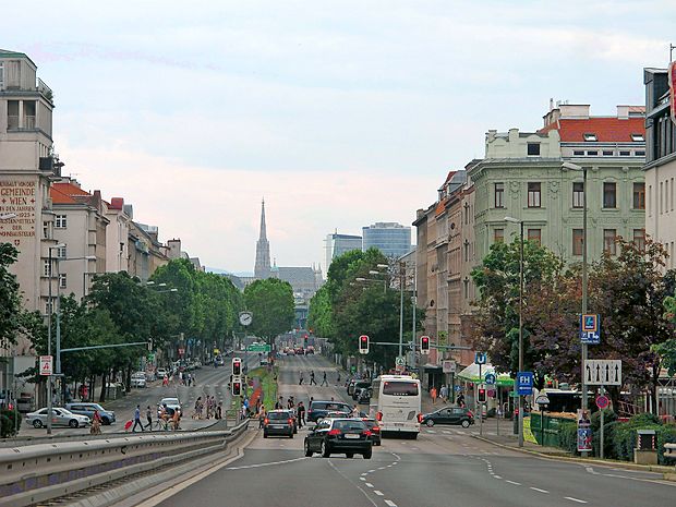 Prvi dunajski škof je bil Jurij Slatkonja, ki je tudi pokopan v prepoznavni dunajski ikoni, Štefanovi cerkvi.