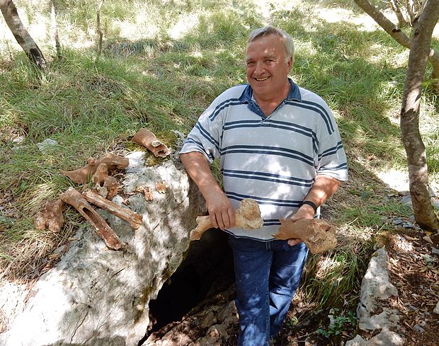 Ludvik Husu pred novo odkrito Brgevčevo jamo.