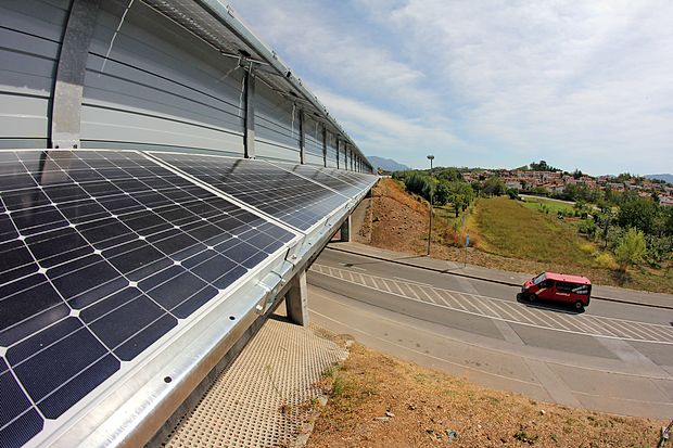 Dosedanji sistem subvencioniranja energije, proizvedene iz obnovljivih virov, je vzpodbujal predvsem
naložbe v sončne elektrarne na javnih stavbah in infrastrukturi. Na fotografiji fotovoltaični paneli na ograji hitre
ceste pri Vrtojbi, postavljeni s pomočjo tako imenovanega Švicarskega prispevka.