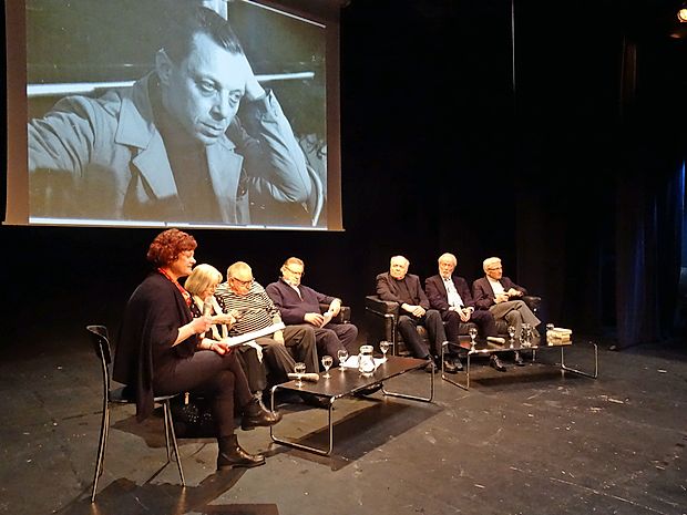O Jožetu Babiču so se v novogoriškem gledališču pogovarjali: (z desne) Tone Peršak, Janez Povše, Sergij Peljhan, Dušan Mlakar, Dušan Jovanovič,
Tea Glažar in dramaturginja Matija Mrhar, ki je vodila pogovor.