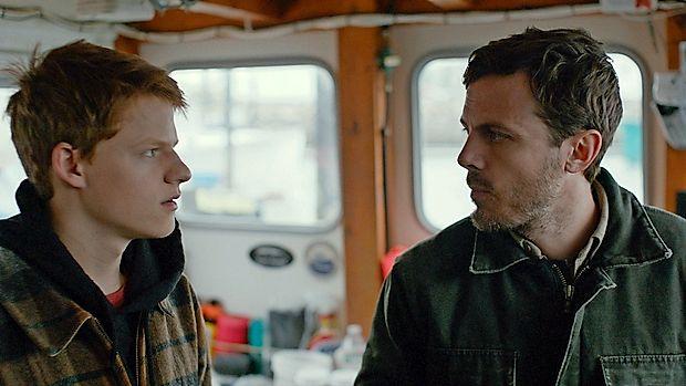 Casey Affleck (desno) je v filmu Manchester ob morju ustvaril
svojo najbolj presunljivo igralsko vlogo doslej. Za oskarja za
stransko moško vlogo se poteguje tudi Lucas Hedges (levo)
v vlogi nečaka.