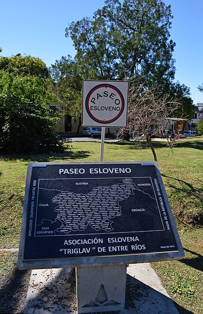 V mestu Paraná so po Sloveniji poimenovali park. Na spomenik so napisali
slovenske priimke, da bi še kdo prepoznal svoje korenine.