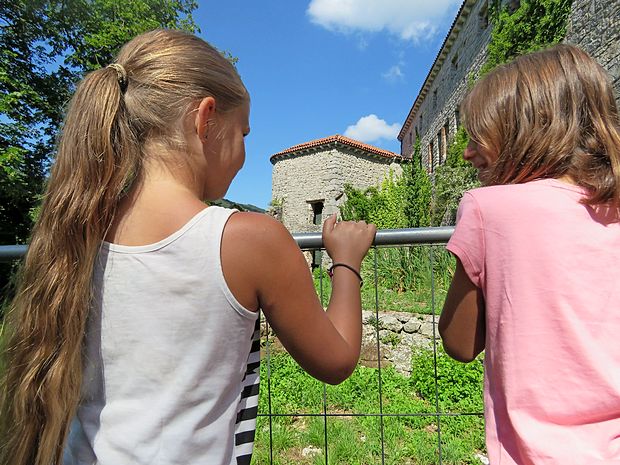 Z ograjami, držali in urejenimi pohodnimi površinami so
poskrbeli, da je grajski kompleks za obiskovalce dostopen in
varen.