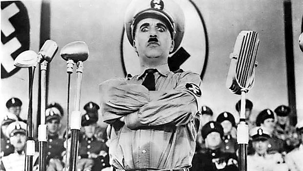 Charlie Chaplin, ki se je dolgo branil dialogov v filmu, je govor
prvič uporabil v Velikem diktatorju. Seveda ne brez ironije.