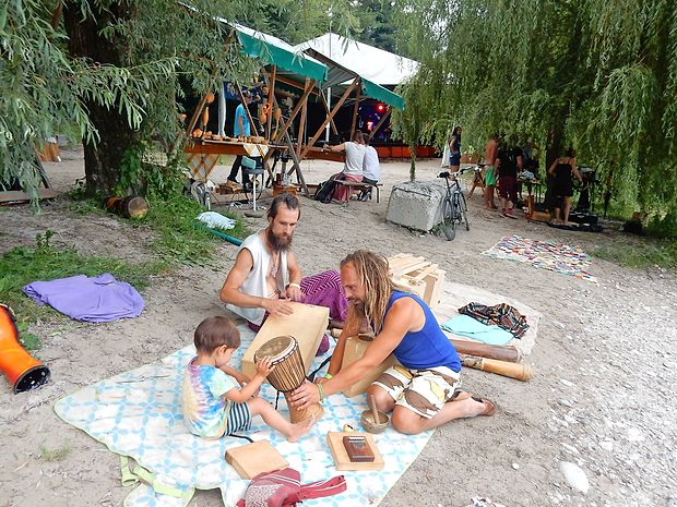 Polnoletna Sajeta ohranja umirjeno doživljanje narave in
žanrsko raznoliko glasbo.