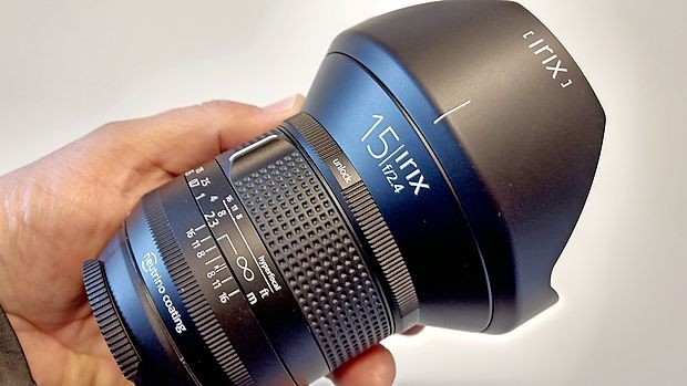 Objektiv irix 15mm f/2.4 iz linije firefly je izdelan iz kakovostnih
umetnih plastičnih mas in tehta 608 gramov.