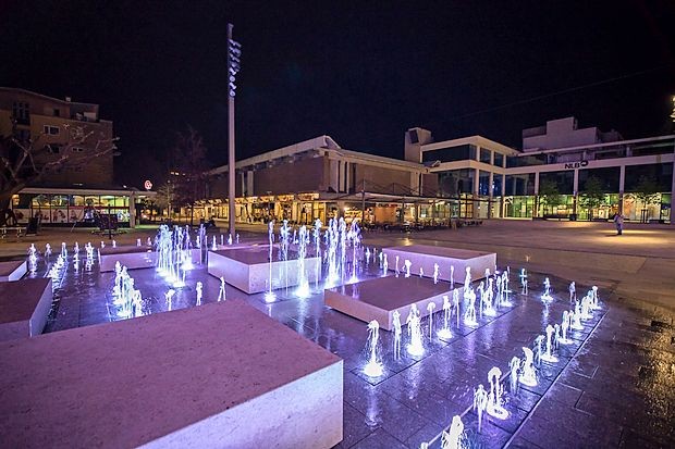Novogoriška fontana: čas 1/30s, zaslonka 2.5, ISO 3200.