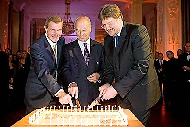 Istrabenz je leta 2008 praznoval 60. obletnico: Jordan
Klabjan (z leve) in Janko Kosmina kot predstavnika prejšnjega vodstva in tedanji predsednik uprave Igor Bavčar