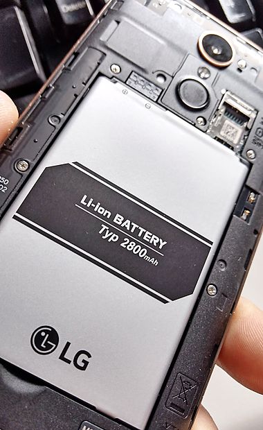 Enostaven dostop do zmogljive baterije in do reže
za nano SIM in micro SD kartico.