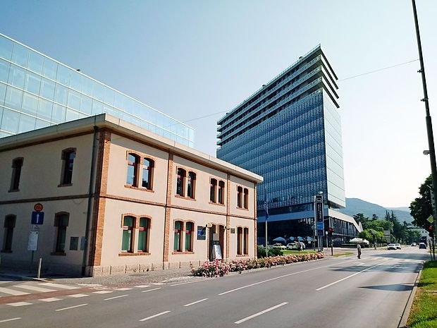 Detajli s pročelij najstarejše in najnovejše stavbe v Novi Gorici so dober poligon za testiranje ločljivosti
13-megapikselne kamere.