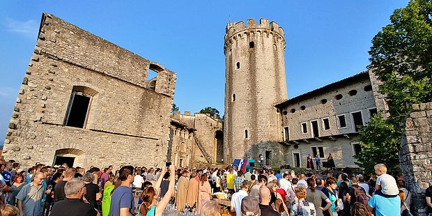 LG G6 je bil kos višini in širini rihemberškega gradu z
dvorišča.