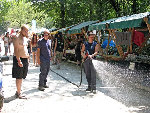 Ko je najbolj vroče, gasilci poskrbijo, da se po kampu ne praši.