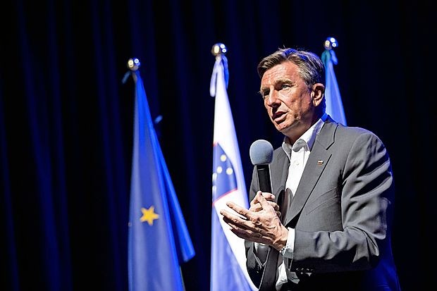 Borut Pahor: “Gre za tako veliko stvar, da lahko uspe le - to je
izkušnja teh dvajsetih let -, če se pod pobudo o dveh Goricah,
enem mestu, podpišeta obe vladi, pokrajine v Italiji in poleg
novogoriške še druge obmejne občine v Sloveniji. Ter če to
postane unikaten projekt Evropske unije, tudi z njenimi
sredstvi.”