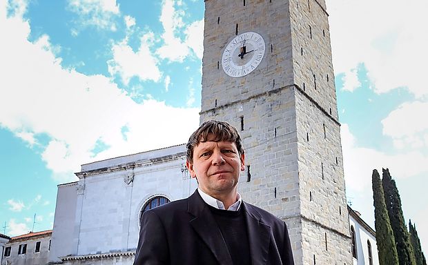 Primož Krečič: “6. septembra 1333 je bil ulit najstarejši zvon na zvoniku koprske stolnice in
mestnem stolpu. Ta zvon je obenem najstarejši še pojoči zvon v Sloveniji.”