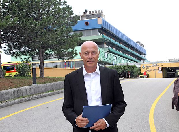 mena osumljenca na vrhovnem državnem tožilstvu niso
razkrili, po neuradnih podatkih pa gre za nekdanjega direktorja SBI Janija Derniča, ki je potrdil, da je vodil bolnišnico v času, ko so se zgodila očitana dejanja.