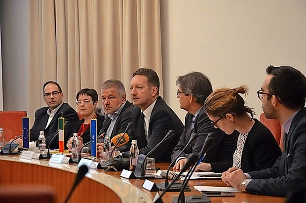 Župana Izole in Kopra, Igor Kolenc in Boris Popovič, na današnji novinarski konferenci v Izoli sicer nista mogla postreči z novimi informacijami o postopku zaprtja obalne ceste, je pa koordinator Okoljskega stebra Evropske strategije za Jadransko-jonsko regijo Mitja Bricelj zato opozoril na strateške razloge za njeno zaprtje.