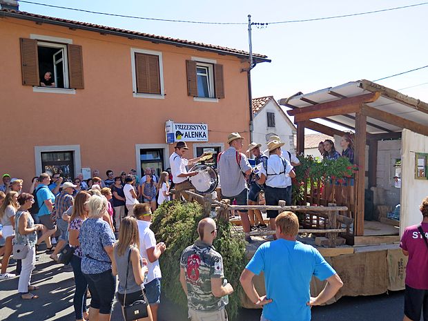 Letos so se na povorki predstavili le štirje vozovi, a je bilo na
vsakem od njih veselo.