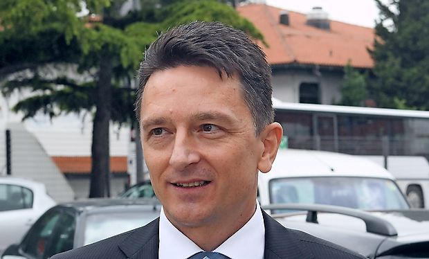 V upravi Luke Koper, ki jo vodi Drago Matić, niso naklonjeni
vladnim zamislim, da bi se aktivno vključevali v predreferendumsko kampanjo o vladnem zakonu o drugem tiru.