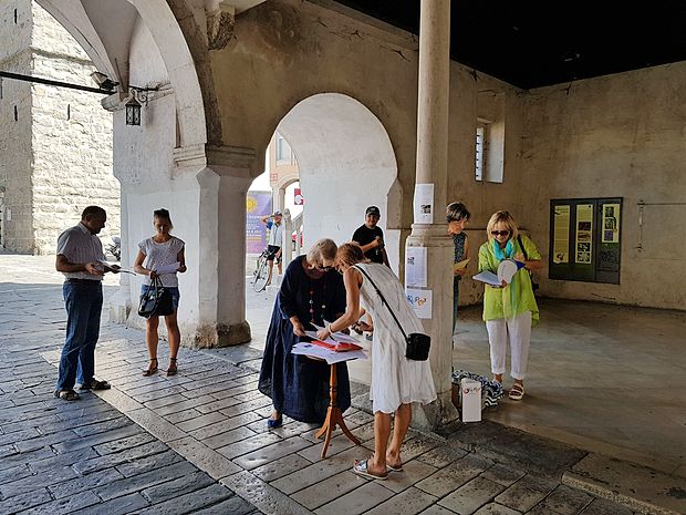 V gibanju Skupaj, ki si je tudi z zbiranjem podpisov prizadevalo, da bi malo ložo kupila koprska občina, slednjo
pozivajo k sodelovanju pri pripravi okrogle mize.