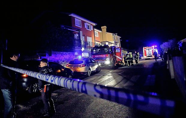 V hiši je bilo, kot smo izvedeli, osem stanovalcev, ki so ob
požaru zapustili prostore. Trije naj bi se po prvih informacijah
zastrupili z dimom.
