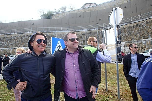 Zaprtje ceste si je med drugim ogledal tudi znani kaskader
Rok Cvetkov