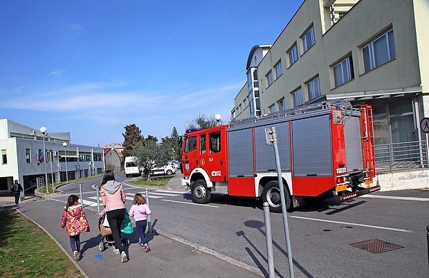 V eni od ambulant v izolskem zdravstvenem domu so prejeli
pisemsko pošiljko, v kateri je bil poleg zgoščenke še bel
prah.