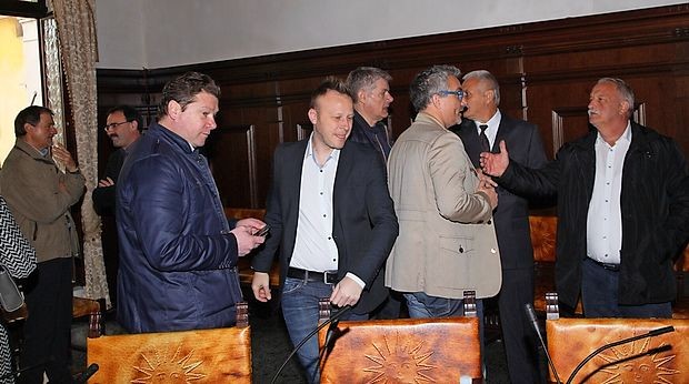 Na današnji izredni seji mestnega sveta, ki jo je sklical koprski
župan Boris Popovič, je bila edina točka obravnava problematike zagotavljanja prostorskih kapacitet za osebe, ki so
pridobile status mednarodne zaščite in bi bile nastanjene v
tako imenovani integracijski hiši.