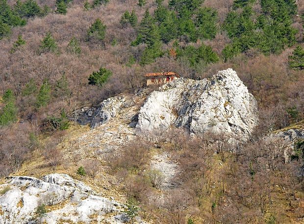 Vidi pa se lahko tudi, kako spretno je znal človek zidati na
strminah. Na posnetku je ostanek železnice Trst - Hrpelje.