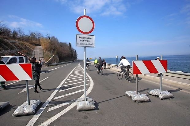 Po obalni cesti so se takoj po zaprtju zapeljali kolesarji.