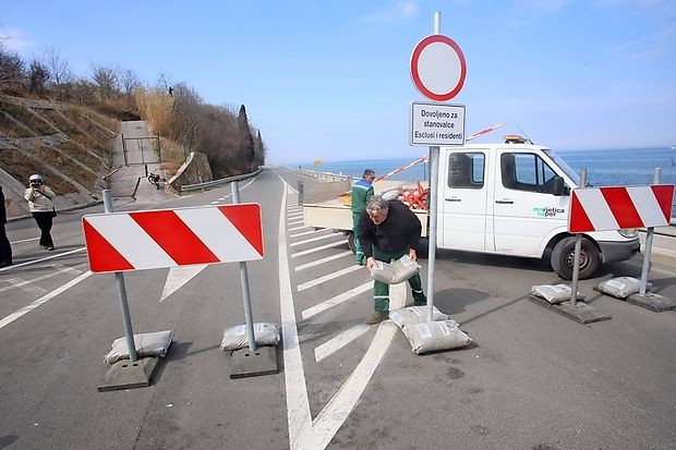 Delavci Marjetice Koper so pri Moletu postavili cestno
zaporo.
