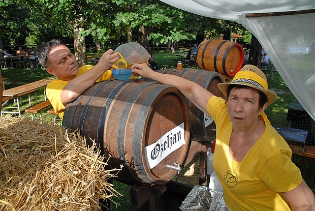 In jasno, da v vinorodni deželi brez vina ne gre.