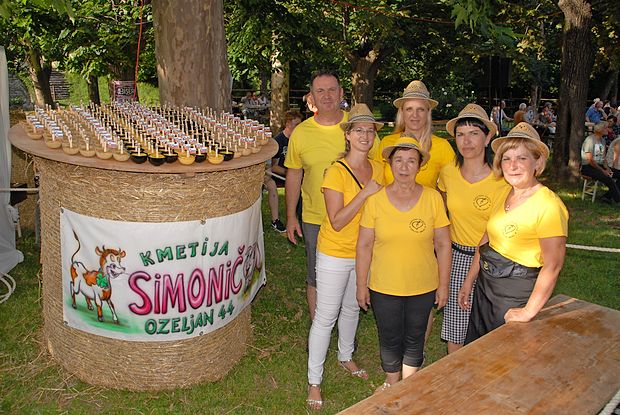 Ekipa organizatorjev je ponovila igro Sreča v polenti (v obliki
lončkov z jedjo levo).