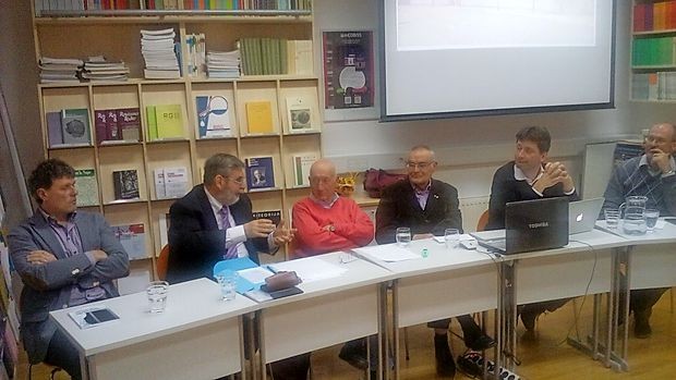 Na okrogli mizi so sodelovali (z leve): Tomaž Pavlin, Milan
Pahor, Jože Pirjevec, Lucijan Pelicon, Borut Klabjan in Rado
Pišot.