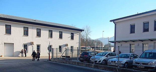 Zelo je praktično, ker je stavba bodočega centra za sodelo
(desno) ob PRC.