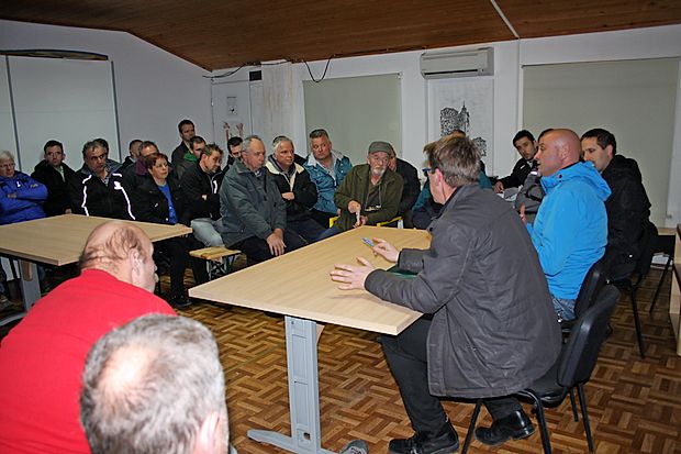 Med uporabniki in lastniki so mnenja, kaj narediti, deljena.
Nekateri so prepričani, da si hoče občina vodovode, ki so jih
sami zgradili, prilastiti. Na občini to zanikajo.