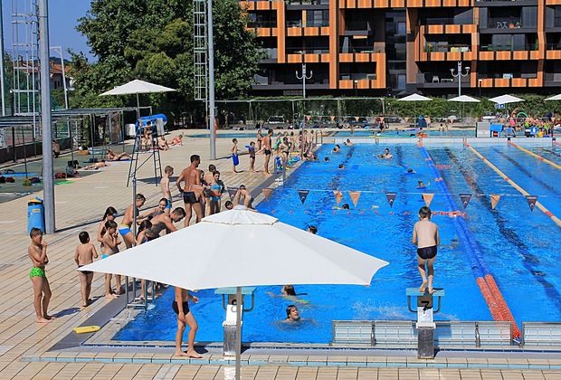 V novogoriškem bazenu je te dni kar živžav. Bolj umirjeno je
šele po 20. uri, ko je obiskovalcem na voljo nočno kopanje.