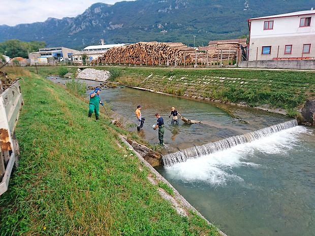 Delavci ajdovske komunale in poklicni gasilci so v enodnevni
čistilni akciji iz Hublja in Lokavščka potegnili 1,6 tone
odpadkov.
