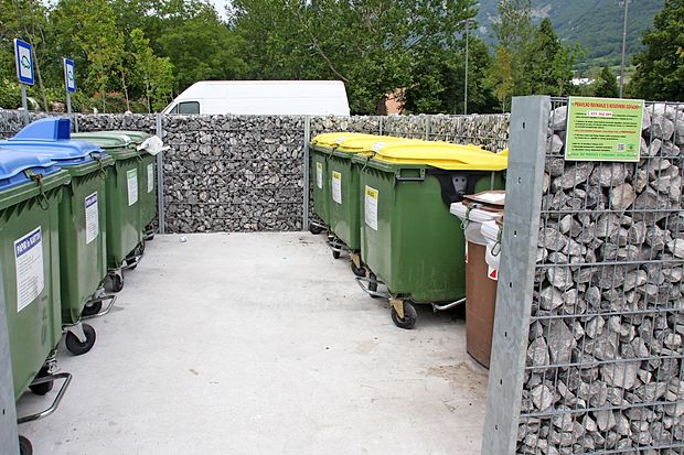 Dobra polovica vseh odpadkov iz javnega odvoza v ajdovski
in vipavski občini predstavljajo ločeno zbrane frakcije.